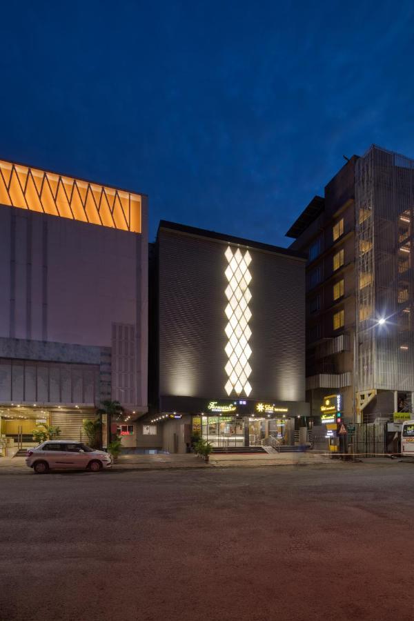 Hotel Sifat International Surat Exterior foto