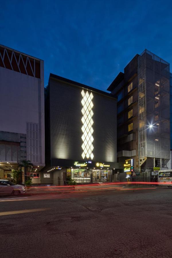 Hotel Sifat International Surat Exterior foto