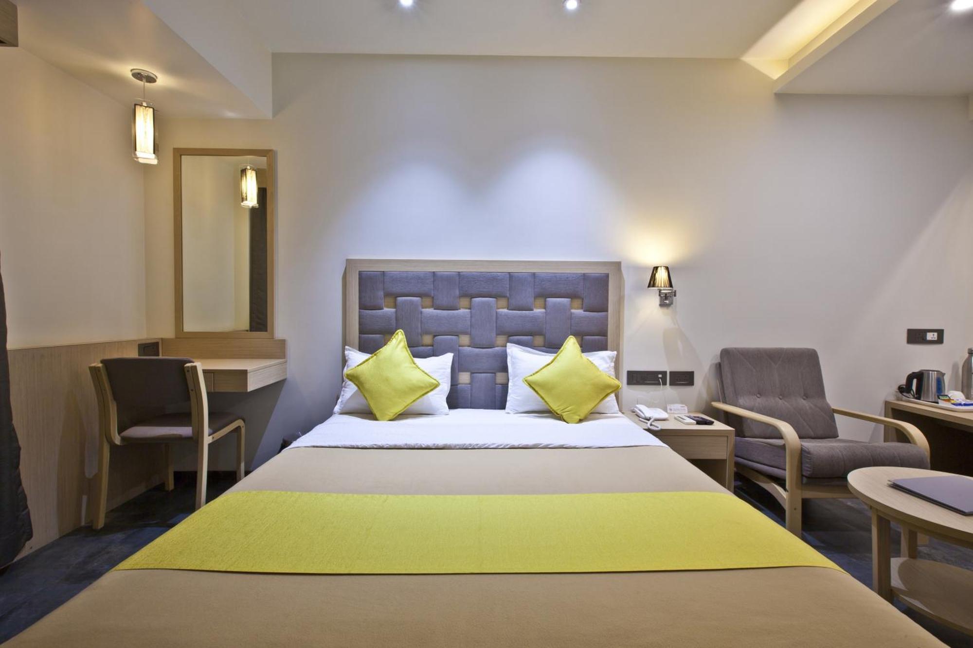 Hotel Sifat International Surat Exterior foto