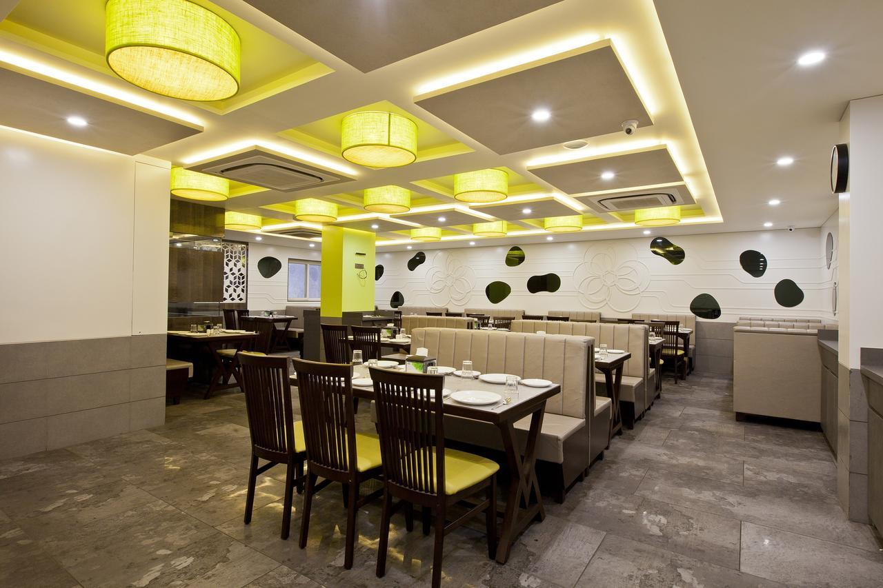 Hotel Sifat International Surat Exterior foto